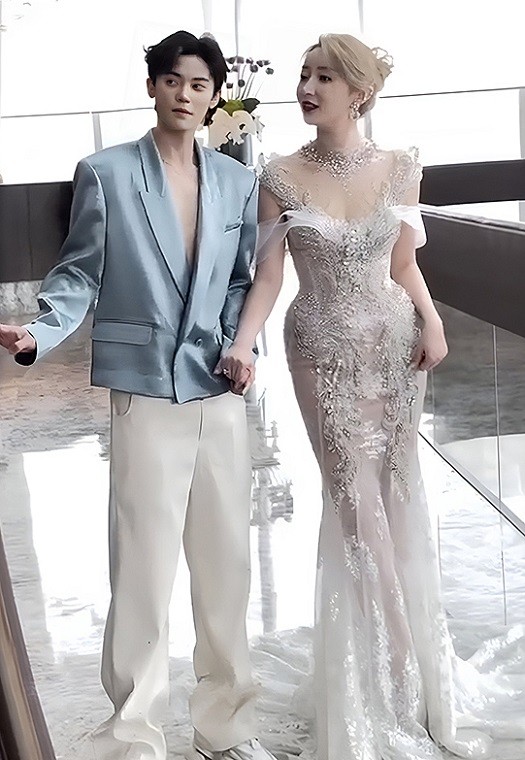 Hot girl Trung Quốc tin chọn váy cưới của nhà thiết kế thương hiệu Việt