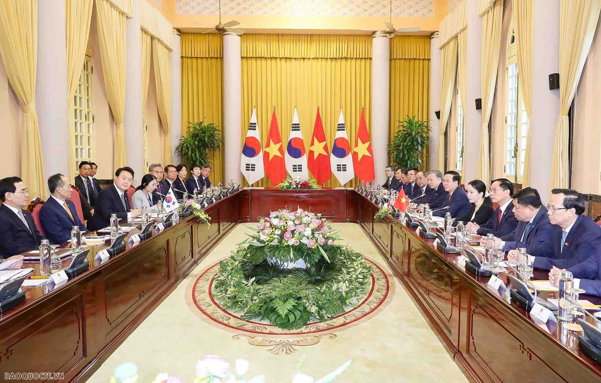 President Vo Van Thuong and RoK President Yoon Suk Yeol hold talks