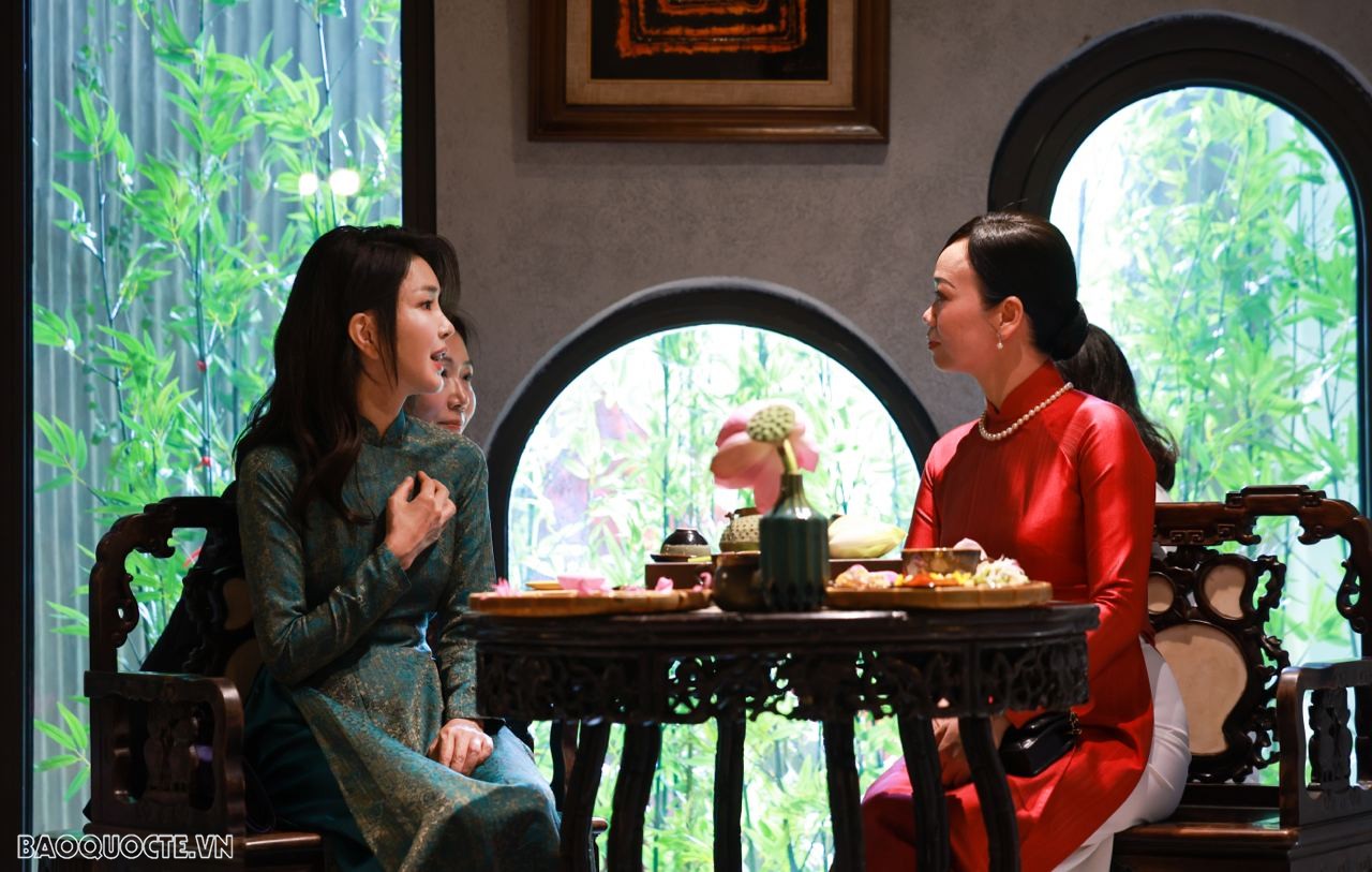 Phu nhân hai Nhà lãnh đạo Việt Nam, Hàn Quốc cùng thưởng trà và xem biểu diễn thời trang