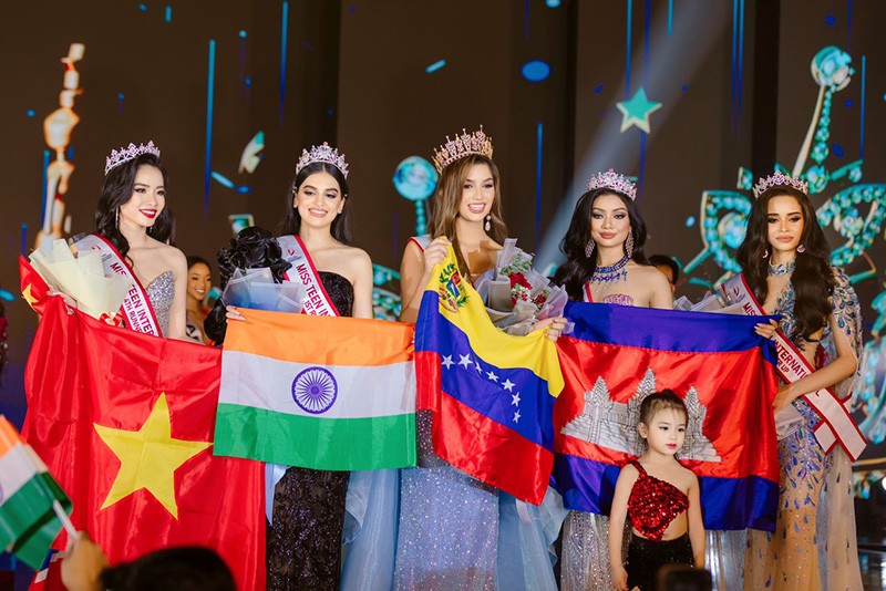 Bùi Vũ Xuân Nghi chụp ảnh cùng đương kim Miss Teen International 2023 và các Á hậu