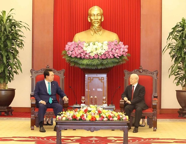 Party General Secretary Nguyen Phu Trong welcomes RoK President’s visit