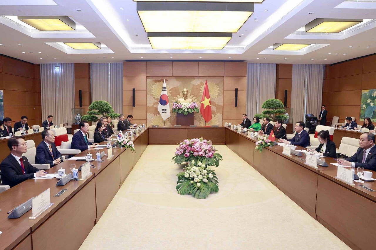 NA Chairman Vuong Dinh Hue meets RoK President Yoon Suk Yeol