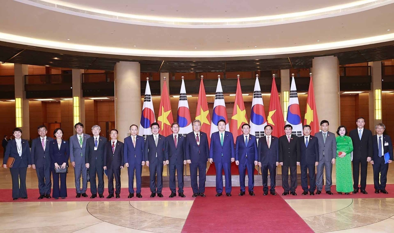 NA Chairman Vuong Dinh Hue meets RoK President Yoon Suk Yeol