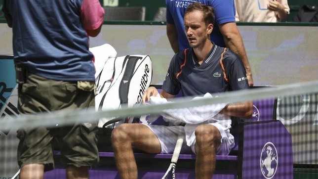 Medvedev bị loại khỏi ATP 500 Halle Open, Alcaraz vào bán kết London Open