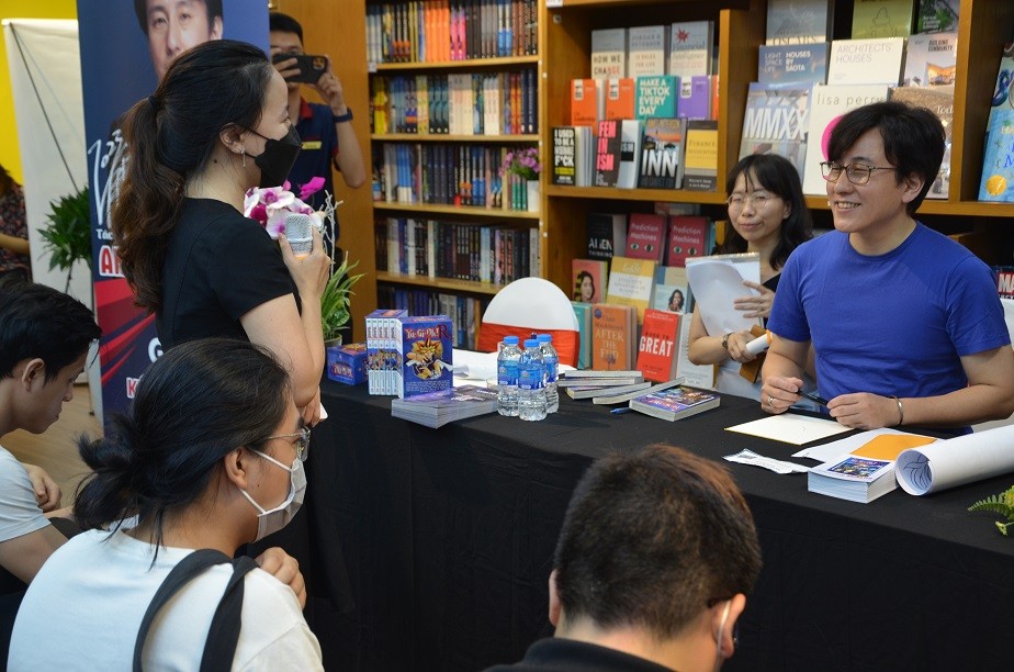 Người hâm mộ xếp hàng dài xin chữ ký tác giả, họa sỹ nổi tiếng Akira Ito