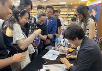 Người hâm mộ xếp hàng dài xin chữ ký tác giả, họa sỹ nổi tiếng Akira Ito