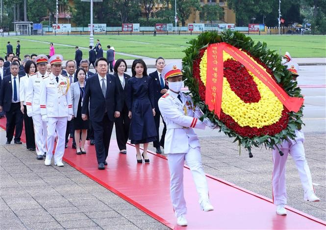 Tổng thống Hàn Quốc Yoon Suk Yeol và Phu nhân đến đặt vòng hoa và vào Lăng viếng Chủ tịch Hồ Chí Minh. Ảnh: An Đăng-TTXVN