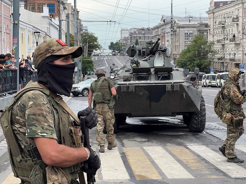 Tổng thống Putin thừa nhận tình hình tại Rostov-on-Don khó khăn. Các tay súng Wagner ở Rostov ngày 24/6. Ảnh: Reuters
