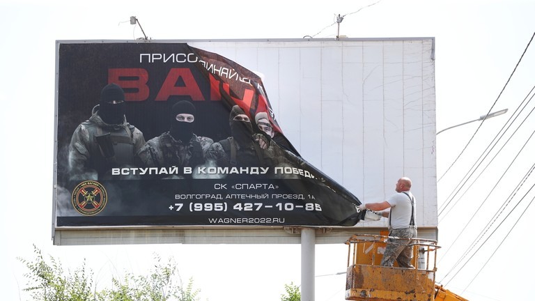 Biển quảng cáo cho lực lượng Wagner bị dỡ bỏ tại Volgograd ngày 24/6. Ảnh: Sputniki