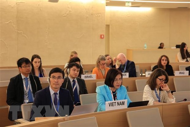 Đại sứ Lê Thị Tuyết Mai (áo xanh) cùng cán bộ Phái đoàn Việt Nam dự Khóa họp thứ 53 của Hội đồng Nhân quyền Liên hợp quốc tại Geneva. (Ảnh: TTXVN/phát)