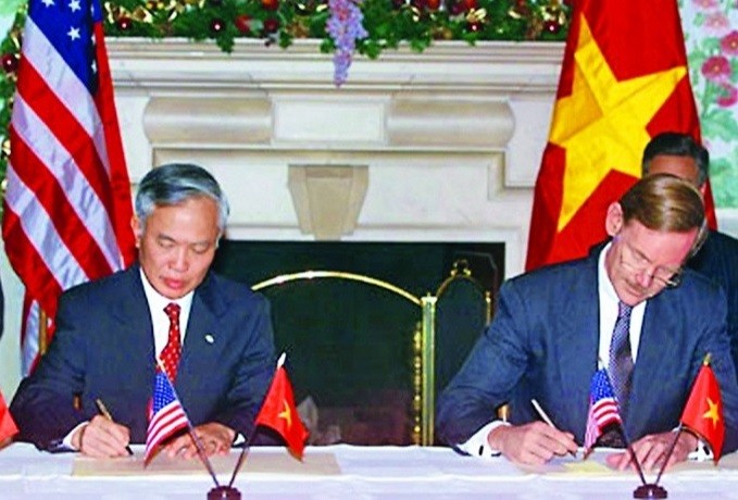 (06.25) Bộ trưởng Thương mại Vũ Khoan và Đại diện Thương mại Hoa Kỳ Robert Zoellick ký văn bản để BTA chính thức có hiệu lực ngày 10/12/2001. (Nguồn: TTXVN)
