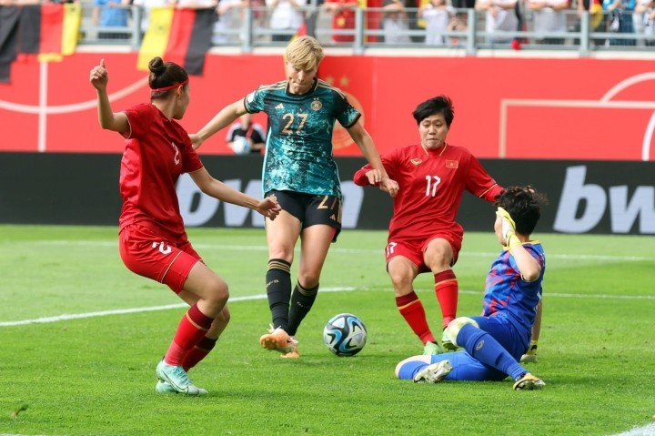 Màu Việt Nam nhuộm đỏ sân Offenbach trong trận đấu với tuyển số 2 thế giới