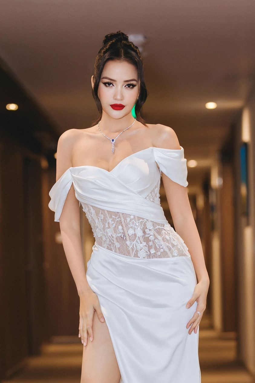 Hoa hậu Khánh Vân đọ dáng cùng Hoa hậu Ngọc Châu