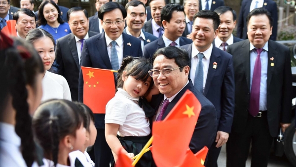 Prime Minister meets Vietnamese community in China