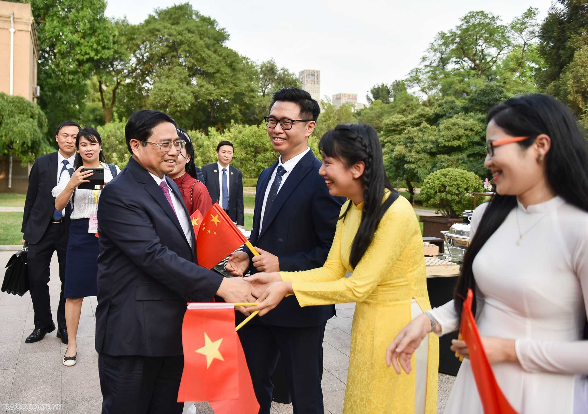 Prime Minister meets Vietnamese community in China