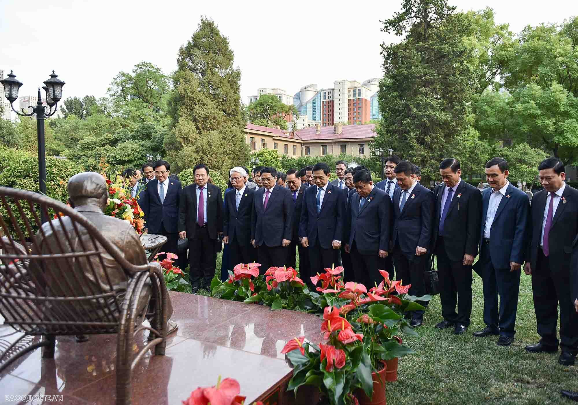 Thủ tướng và Đoàn công tác dâng hoa tại tượng đài Chủ tịch Hồ Chí Minh tại khuôn viên Đại sứ quán Việt Nam
