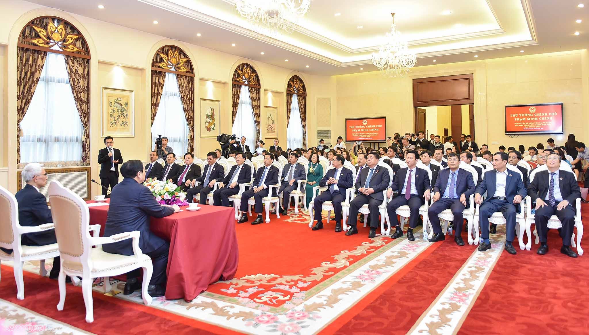 Prime Minister meets Vietnamese community in China