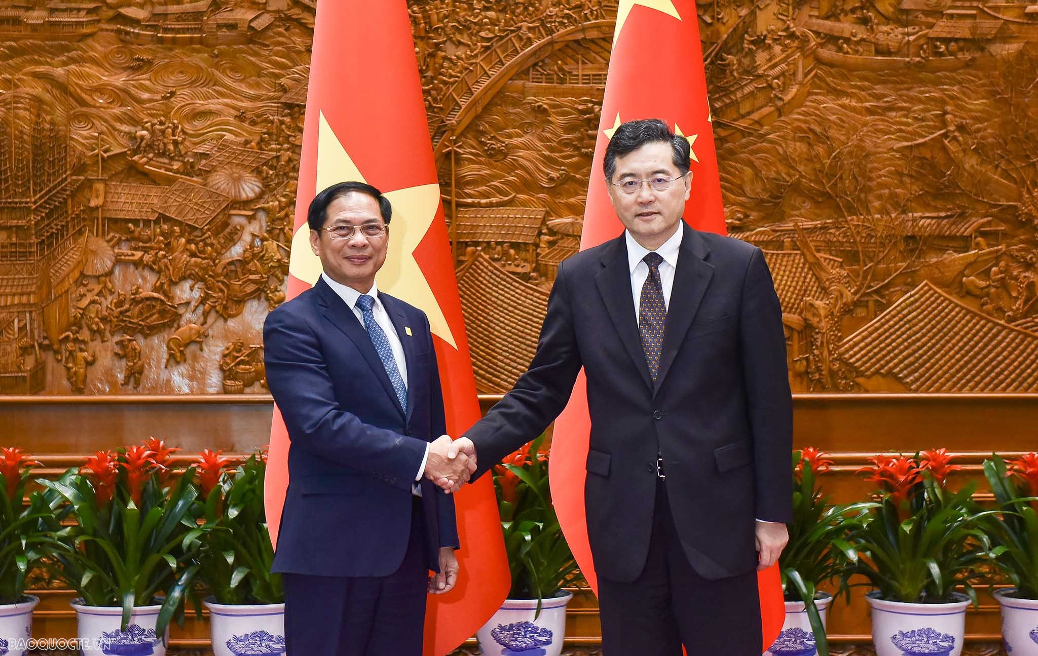Bộ trưởng Ngoại giao Bùi Thanh Sơn gặp Bộ trưởng ngoại giao Trung Quốc Tần Cương