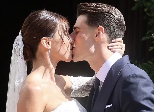 Kepa Arrizabalaga và cô dâu xinh đẹp say đắm trong đám cưới ở quê nhà Marbella.