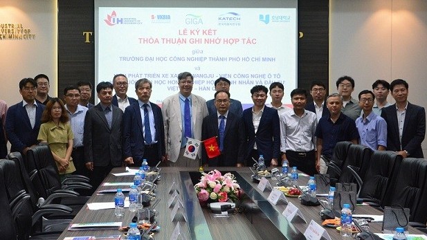 Xúc tiến đầu tư và xây dựng nguồn nhân lực chất lượng cao cho công nghiệp xanh tại Việt Nam