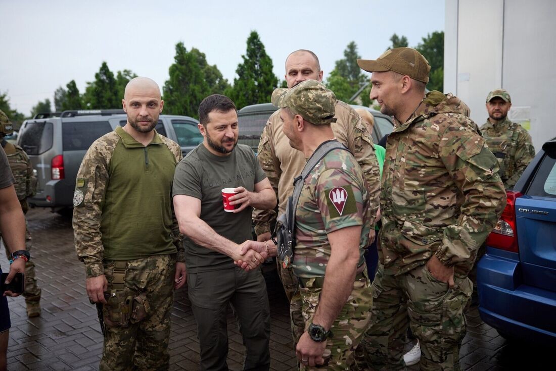 (06.27) Tổng thống Volodymyr Zelensky tới thăm các binh sĩ Ukraine tại một trạm xăng ở thành phố Bakhmut ngày 26/6. (Nguồn: AFP/Văn phòng Tổng thống Ukraine)