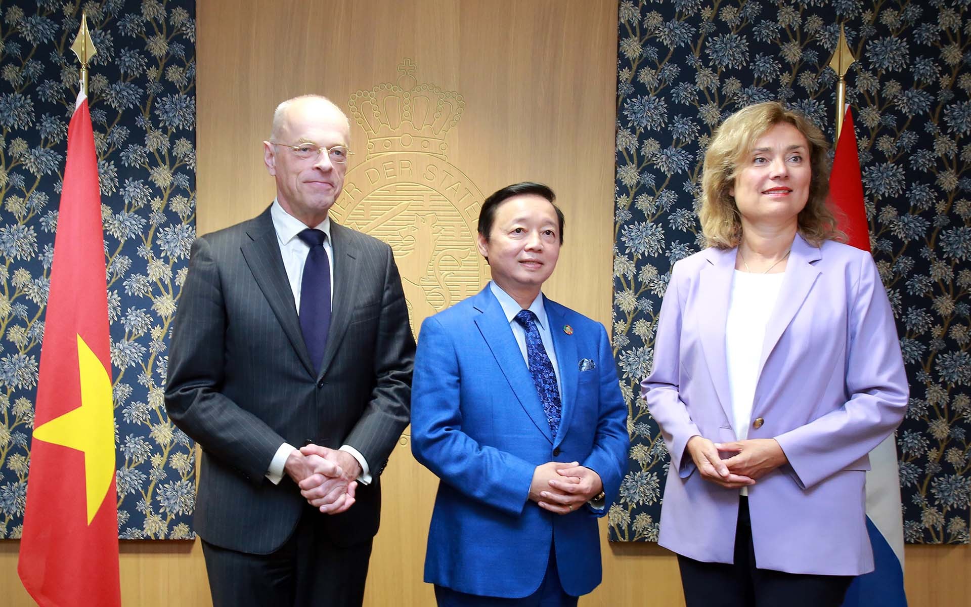 Phó Thủ tướng Trần Hồng Hà và Chủ tịch Thượng viện Hà Lan Jan Anthonie Bruijn (bên trái), Chủ tịch Hạ viện Hà Lan Vera Berglamp. Phó Thủ tướng Trần Hồng Hà và Chủ tịch Thượng viện Hà Lan Jan Anthonie Bruijn (bên trái), Chủ tịch Hạ viện Hà Lan Vera Berglamp.