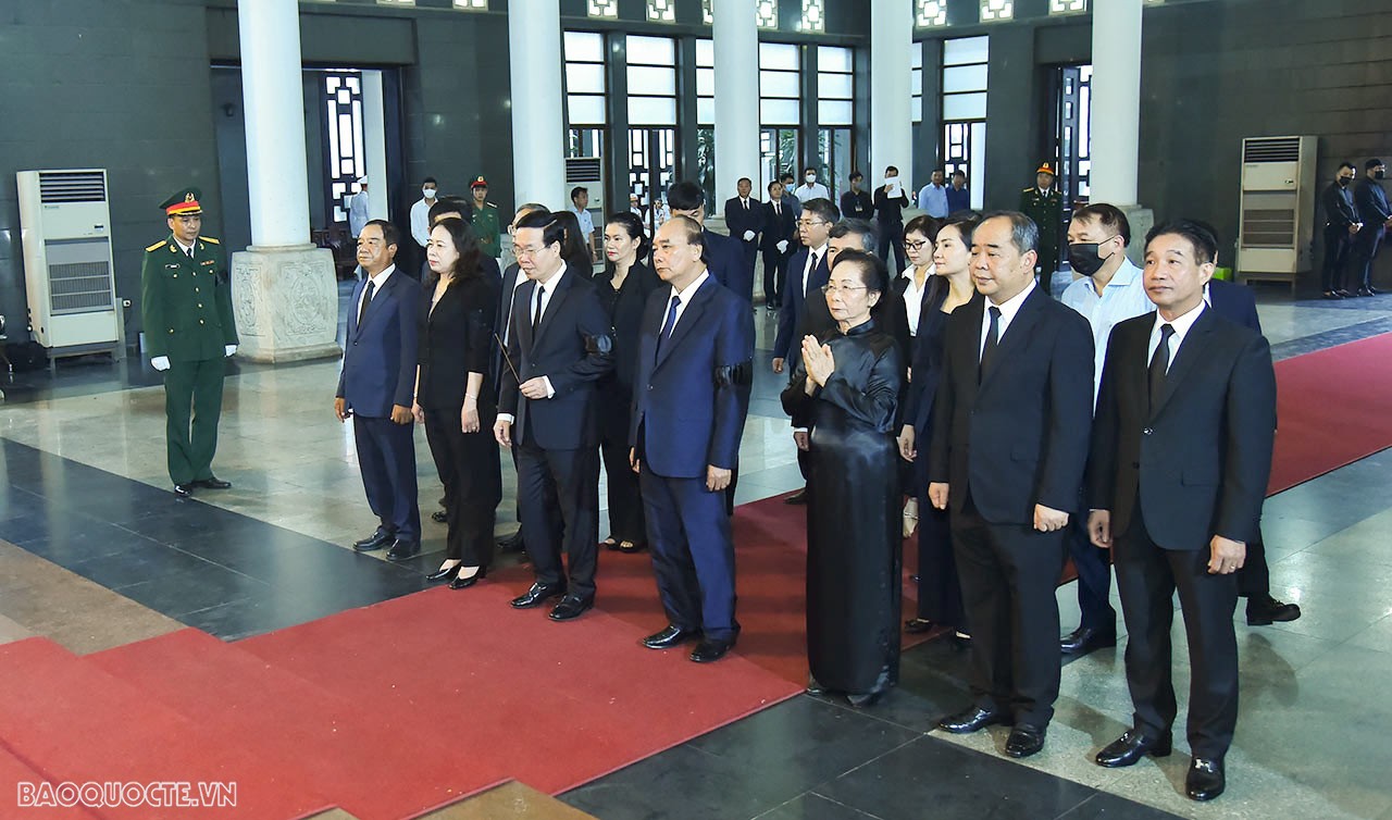Đoàn Chủ tịch nước do Chủ tịch nước Võ Văn Thưởng dẫn đầu viếng đồng chí Vũ Khoan.