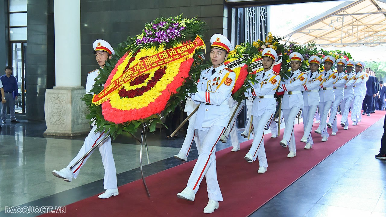 Các Đoàn đại biểu Quân ủy Trung ương, Bộ Quốc phòng; Đảng ủy Công an Trung ương, Bộ Công an; Văn phòng Trung ương Đảng; Văn phòng Chủ tịch nước; Thành ủy, HĐND, UBND, Ủy ban Trung ương Mặt trận Tổ quốc thành phố Hà Nội; các bộ, ban, ngành Trung ương và địa phương đã đến viếng đồng chí Vũ Khoan và chia buồn cùng gia quyến. Các Đoàn đại biểu Quân ủy Trung ương, Bộ Quốc phòng; Đảng ủy Công an Trung ương, Bộ Công an; Văn phòng Trung ương Đảng; Văn phòng Chủ tịch nước; Thành ủy, HĐND, UBND, Ủy ban Trung ương Mặt trận Tổ quốc thành phố Hà Nội; các bộ, ban, ngành Trung ương và đị
