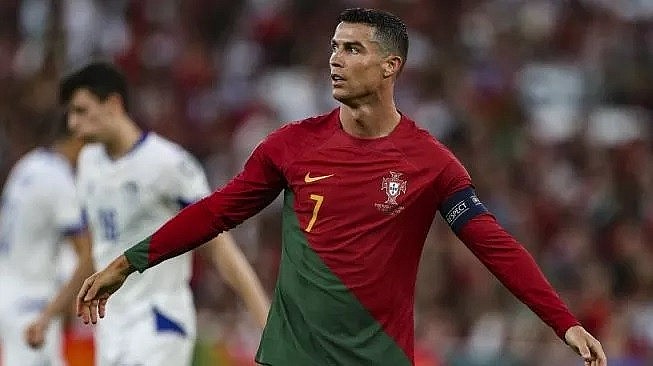 Ronaldo hiện đeo băng đội trưởng đội tuyển Bồ Đào Nha. (Nguồn: AFP)