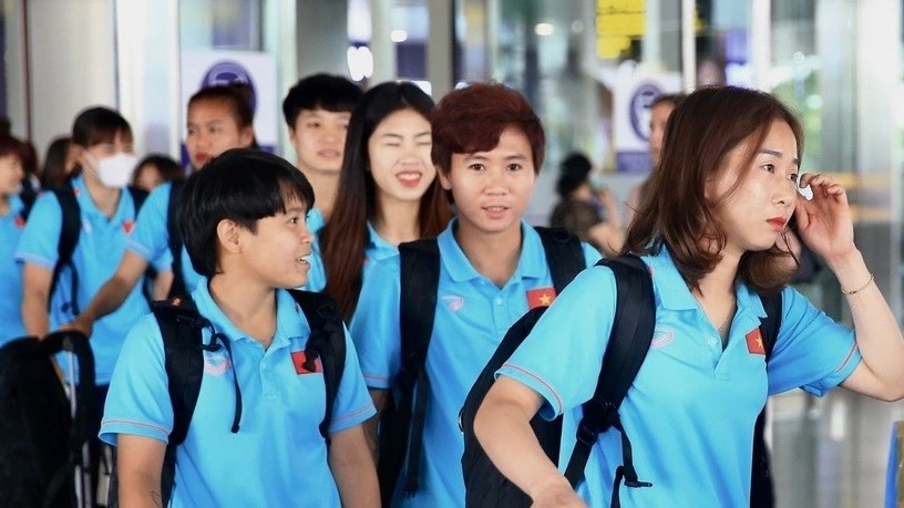 VFF và người hâm mộ chào đón thầy trò đội tuyển nữ Việt Nam tại sân bay Nội Bài