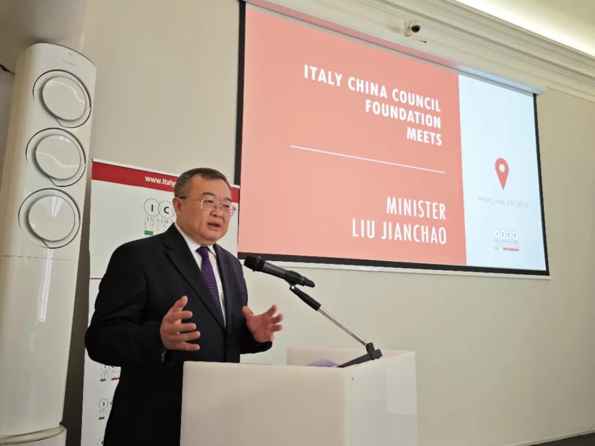 (06.27) Ông Lưu Kiến Siêu, Trưởng Ban liên lạc đối ngoại Đảng Cộng sản Trung Quốc, phát biểu tại Lễ ký kết biên bản ghi nhớ về BRI ở Milan, Italy ngày 25/6. (Nguồn: Sputnik)