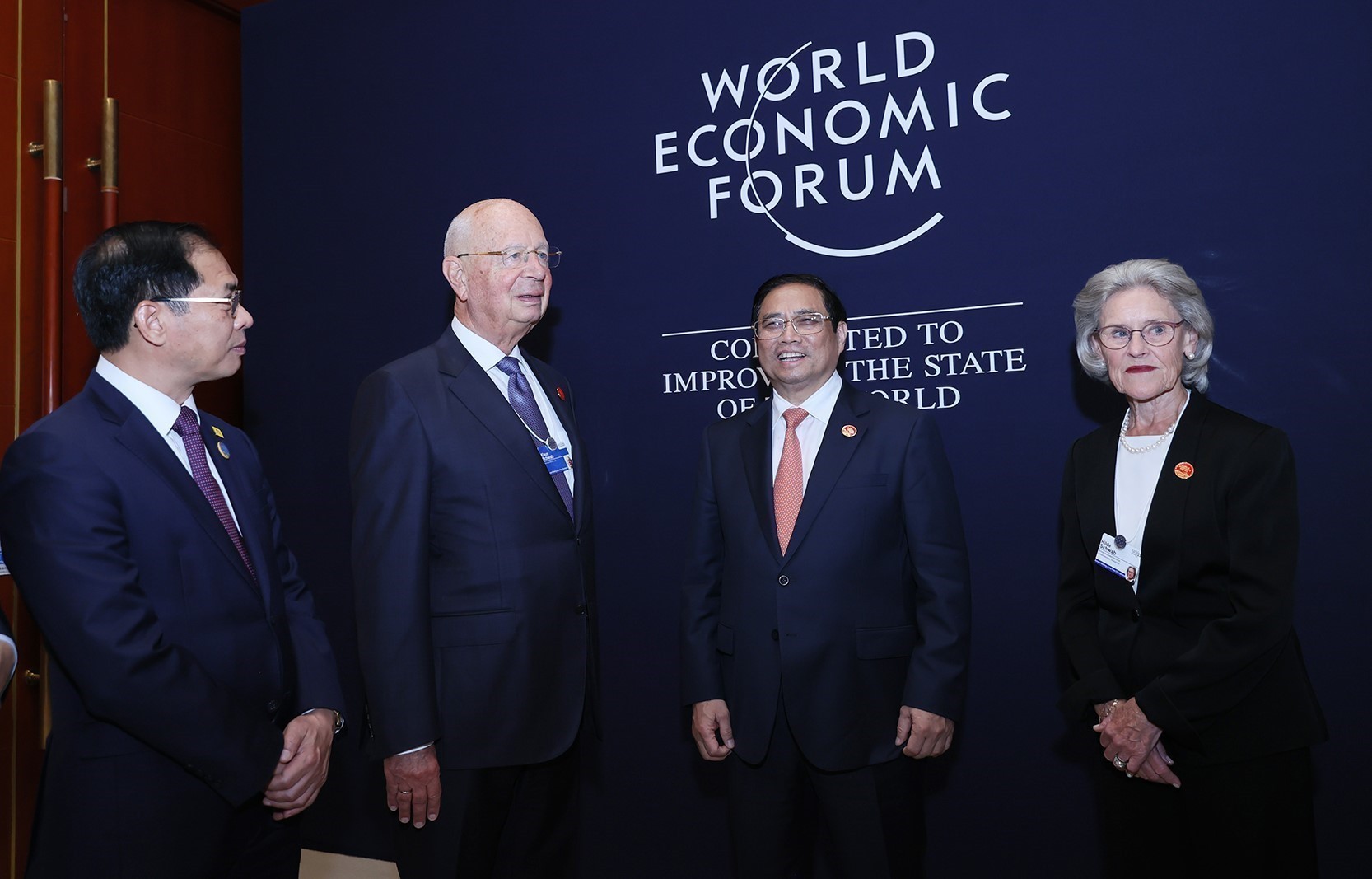 Thủ tướng nhấn mạnh Việt Nam tiếp tục kiên định mục tiêu ổn định kinh tế vĩ mô và thúc đẩy tăng trưởng; đề nghị WEF tiếp tục đồng hành, hỗ trợ kết nối với các doanh nghiệp thành viên, giúp Việt Nam thu hút đầu tư chất lượng cao.