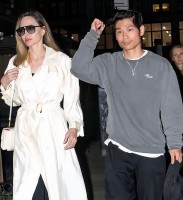 Mỹ: Pax Thiên cùng mẹ Angelina Jolie và 2 em dạo chơi New York
