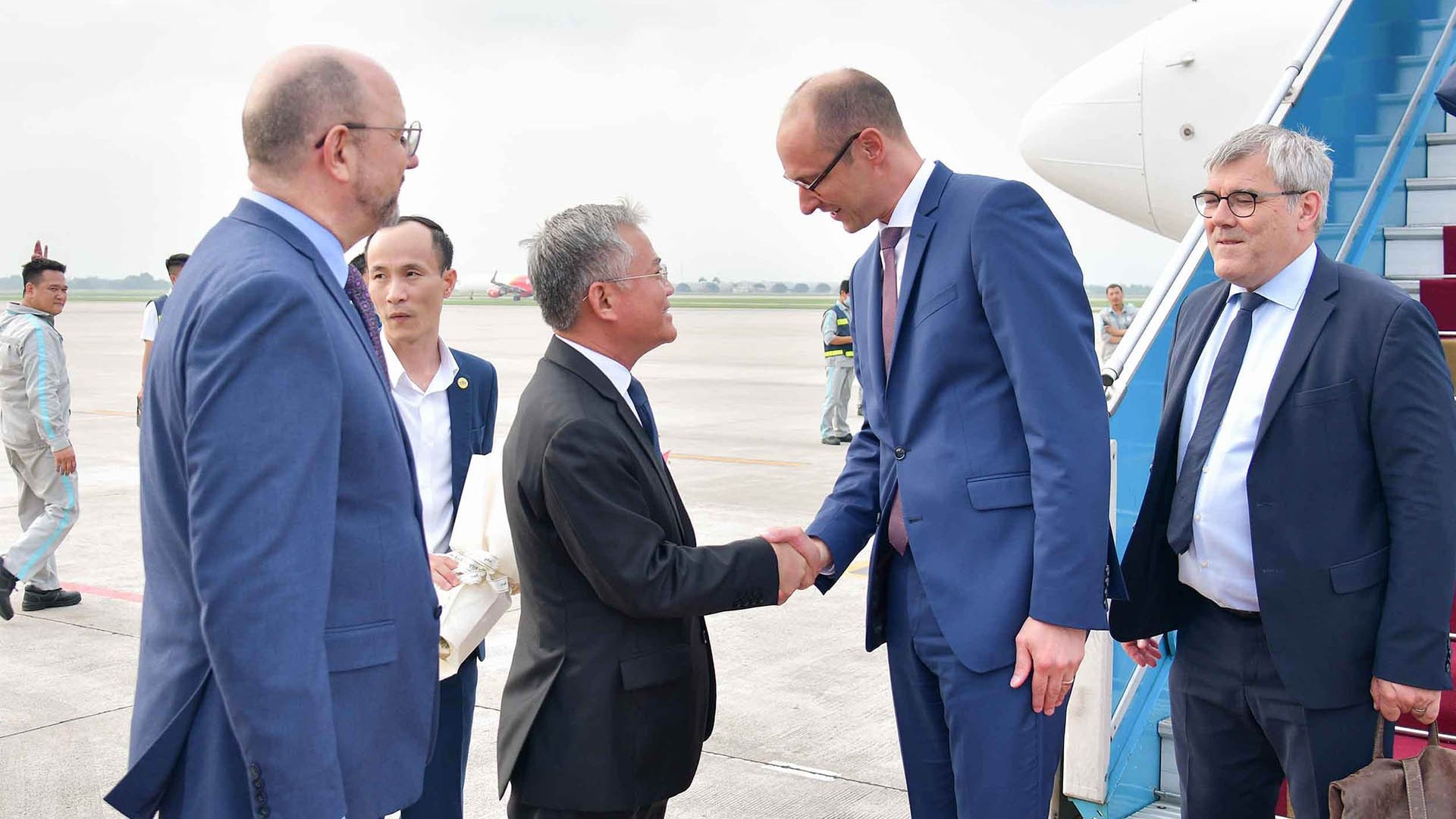 Chủ tịch Hội đồng Quốc gia Thụy Sỹ đến Hà Nội, bắt đầu thăm chính thức Việt Nam