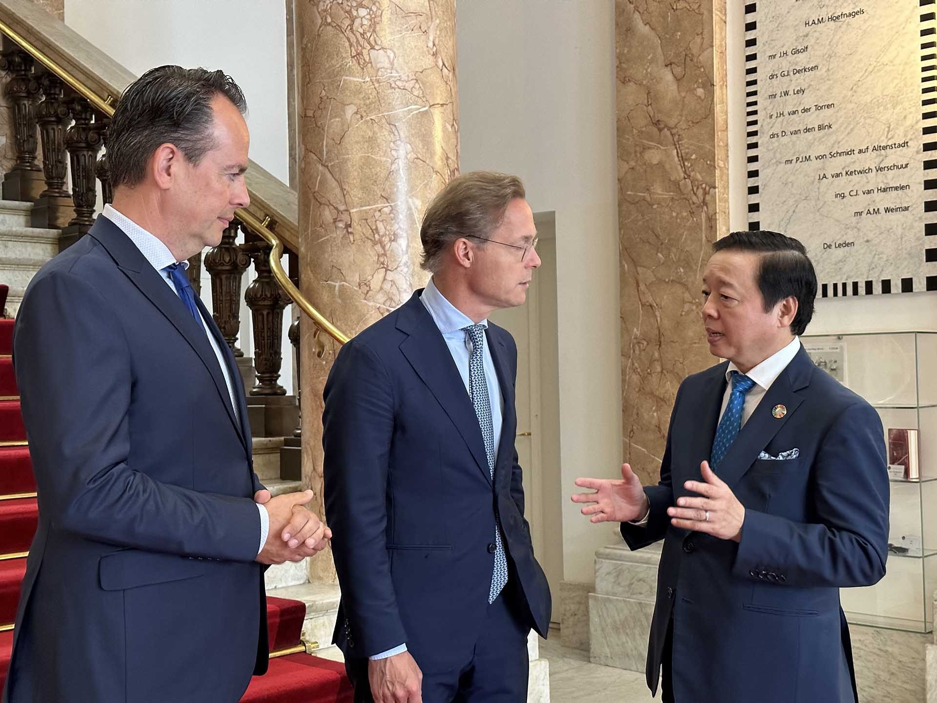 Phó Thủ tướng Trần Hồng Hà trao đổi với Hoàng thân Jaime de Bourbon de Parme (ở giữa). (Nguồn : TTXVN)