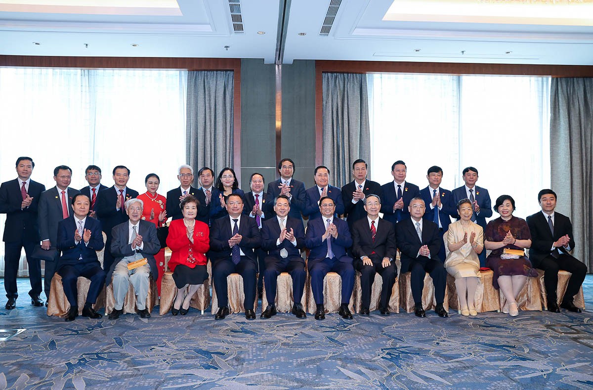 Prime Minister meets Chinese friendship scholars in Beijing