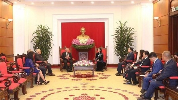 Party Politburo member Truong Thi Mai receives Cuban Trade Union leader