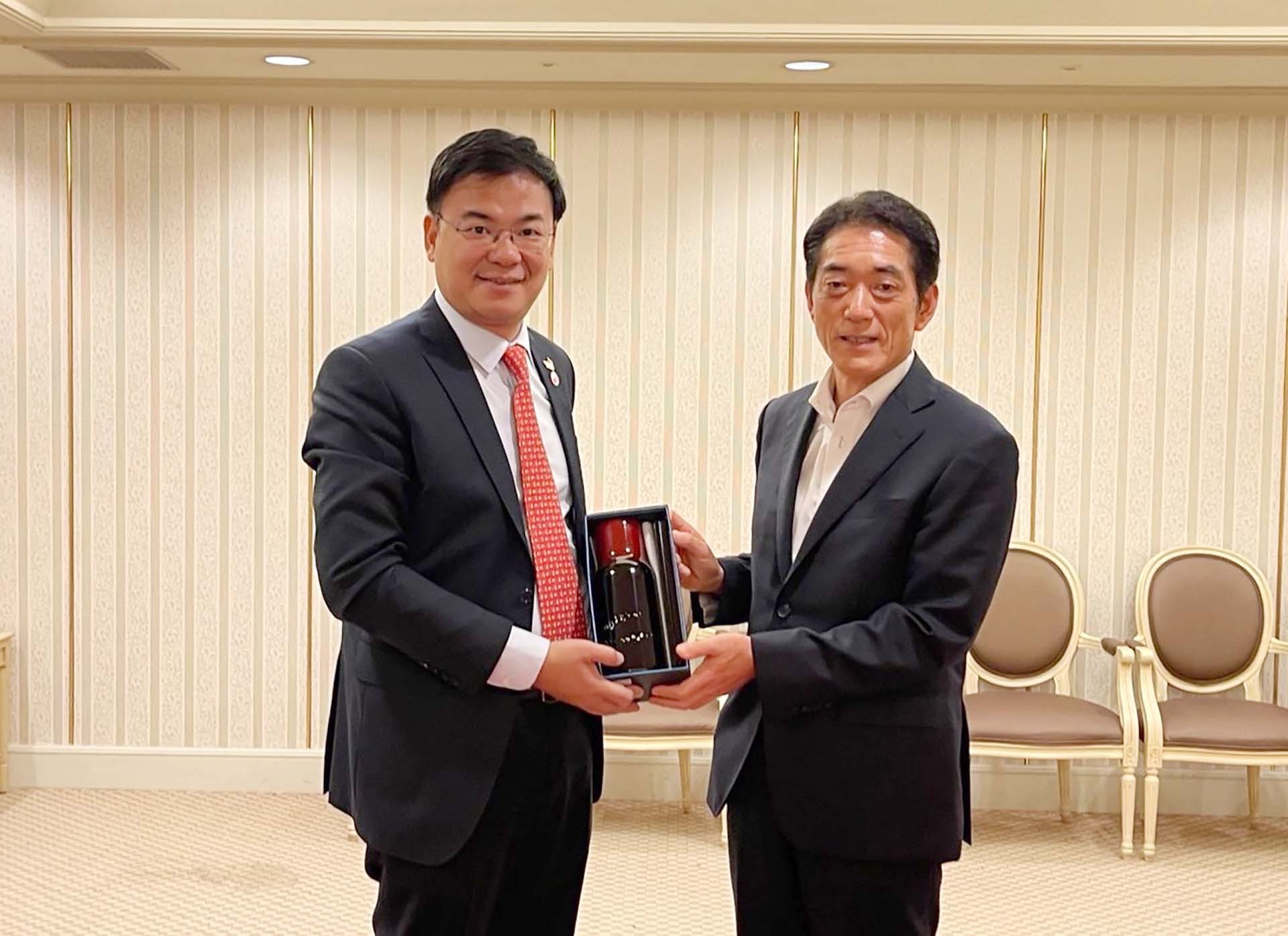 Đại sứ Phạm Quang Hiệu gặp Thống đốc tỉnh Ehime Nakamura Tokihiro.
