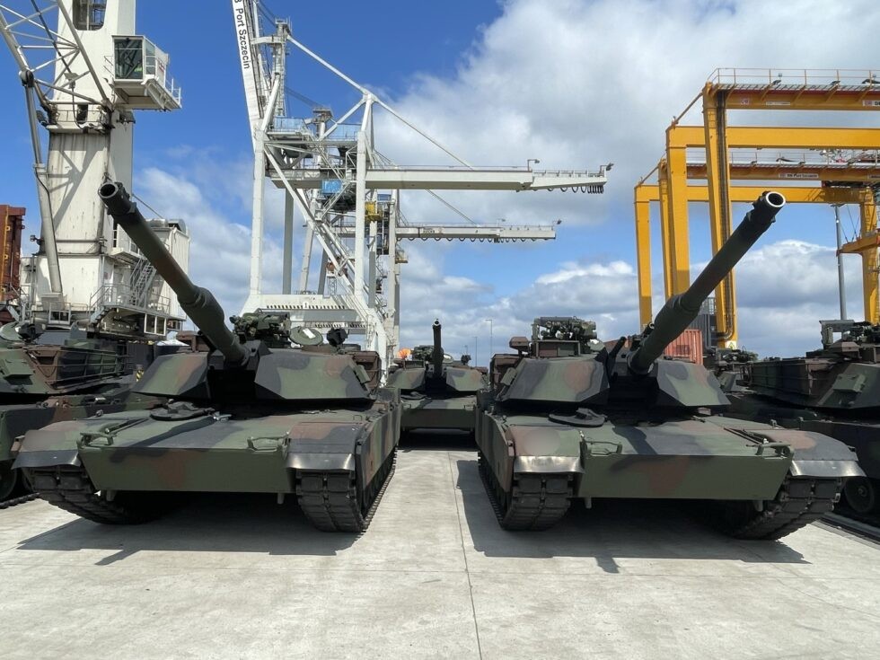 Poland receives first Abrams tanks from US. (Nguồn: Notes from Poland)