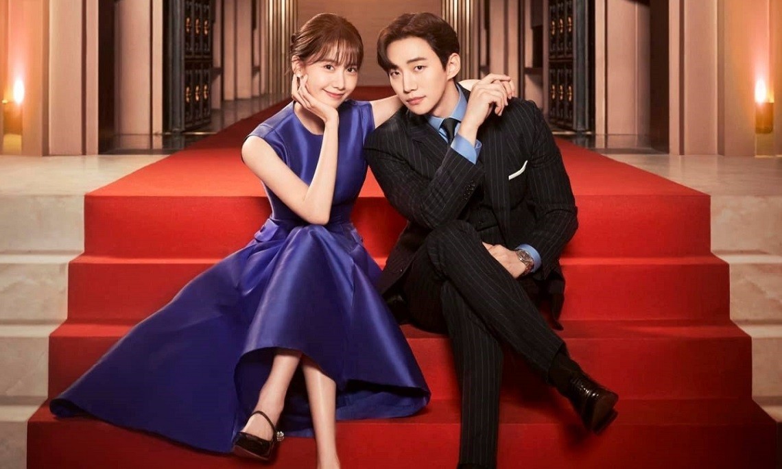 Trên poster phim, nữ diễn viên - ca sĩ tỏa sáng với váy xanh dương tôn dáng của hãng thời trang Hàn Quốc DINT, có giá 199.000 won (gần 3,6 triệu đồng).