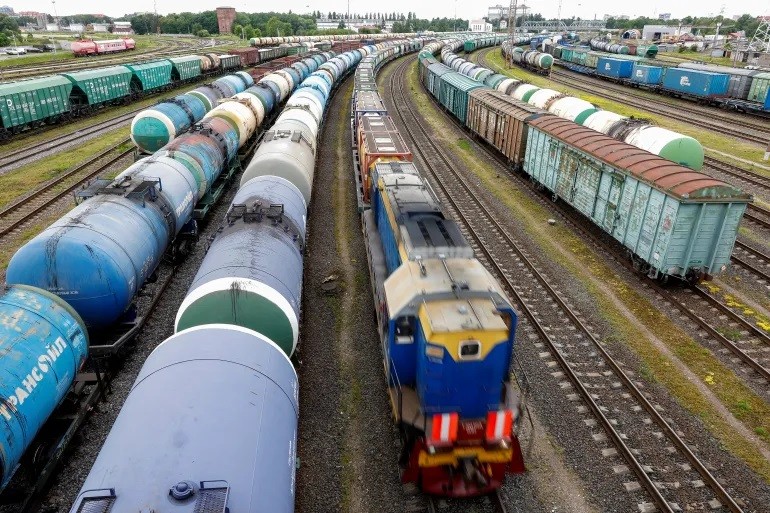 Các đoàn tàu chở hàng hóa nhập khẩu vào Nga tại Kaliningrad. Ảnh: Reuters
