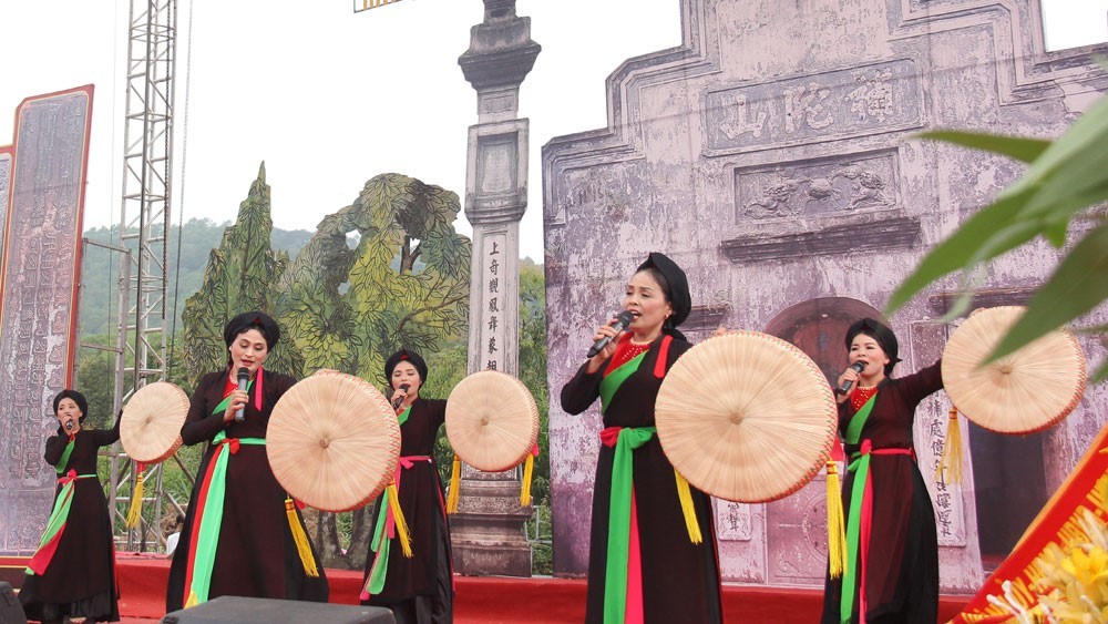 Dân ca quan họ được UNESCO vinh danh là Di sản văn hóa phi vật thể đại diện của nhân loại. Biểu diễn quan họ tại Lễ hội chùa Bổ Đà, Việt Yên, Bắc Giang. (Ảnh: Nguyễn Hưởng)