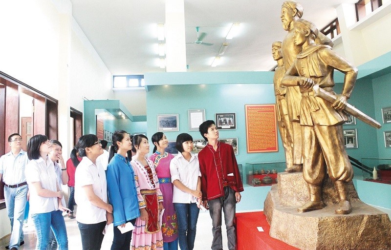 Học sinh tham quan tại Bảo tàng Bắc Giang. (Ảnh: Báo Bắc Giang)