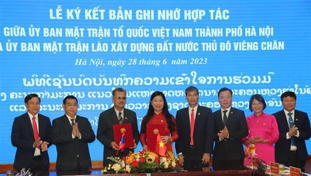 Hanoi, Vientiane Fronts signed MOU on cooperation