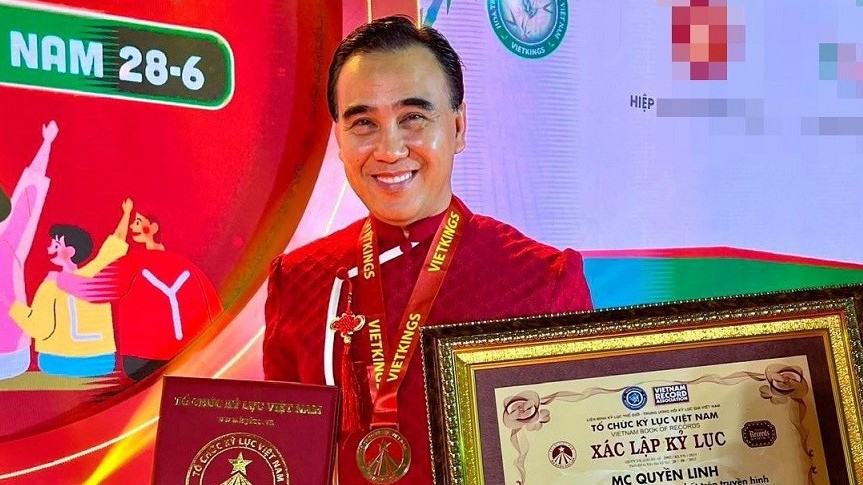 Kỷ lục Việt Nam trao danh hiệu 'Nghệ sĩ nấu nhiều món ăn nhất trên truyền hình' cho MC Quyền Linh