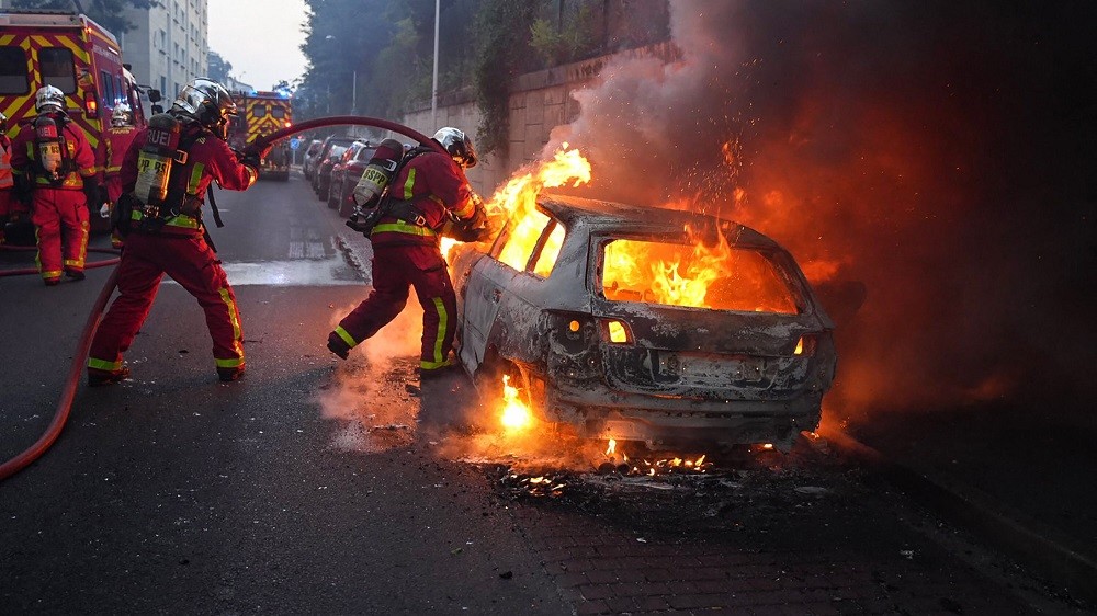 (06.29) Lính cứu hỏa dập tắt các đám cháy sau đụng độ với đoàn người tuần hành tại Paris, Pháp. (Nguồn: AFP/Getty Images)
