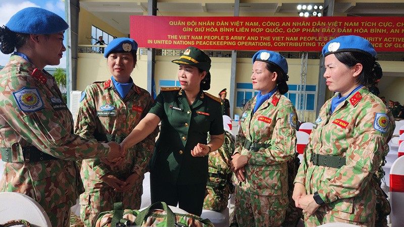 Lãnh đạo bệnh viện 175 chia sẻ động viên các chiến sĩ nữ cố gắng hoàn thành nhiệm vụ cao cả. Ảnh: Nguyên Hằng