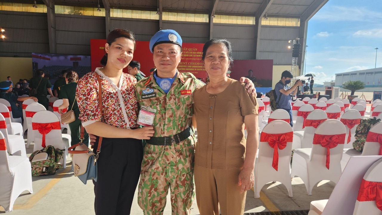 Đại uý Nguyễn Mạnh Hiệp, chụp hình cùng mẹ, vợ, trước khi chia tay lên đường làm nhiệm vụ. Ảnh: Nguyên Hằng