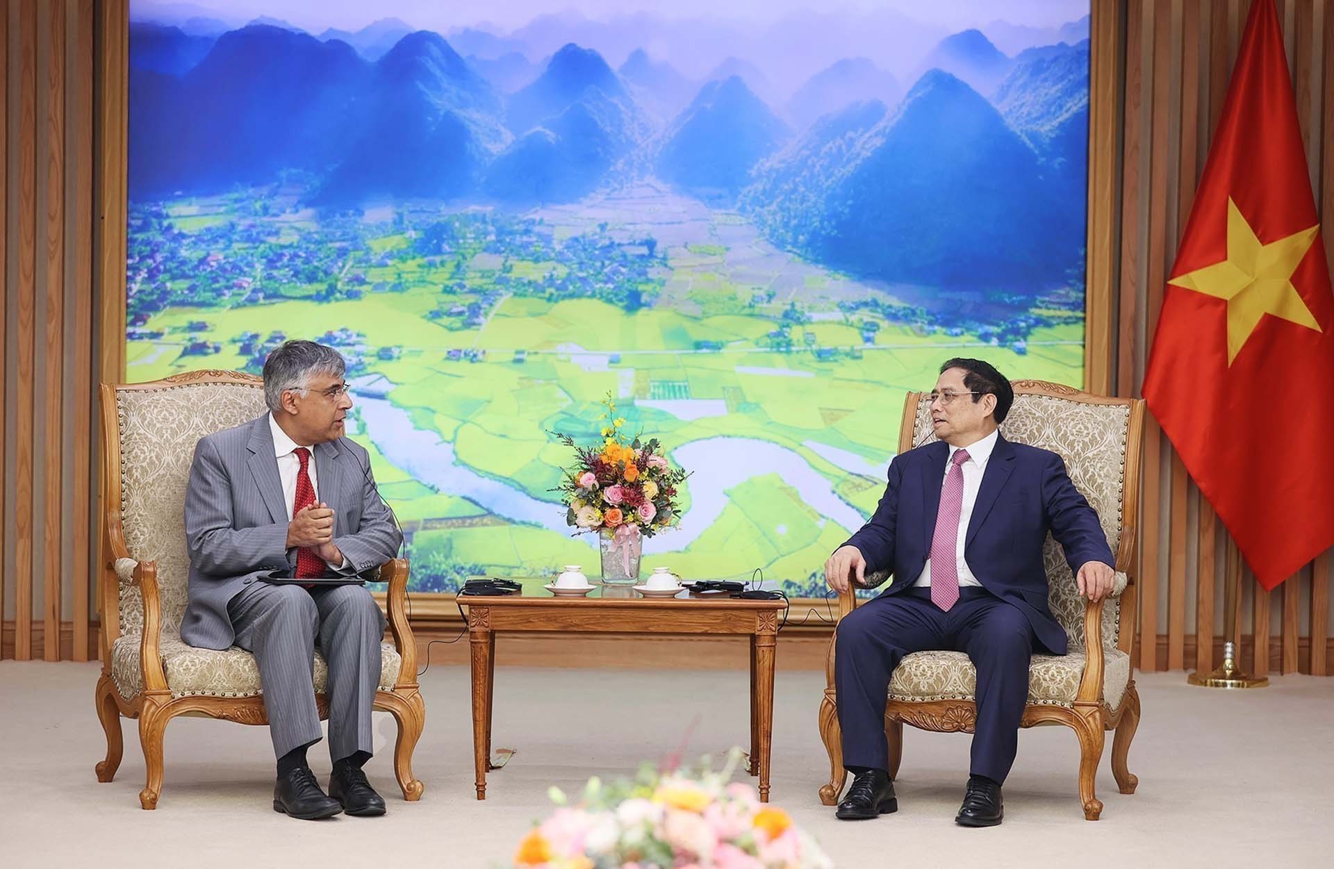 Thủ tướng Phạm Minh Chính và ông Sanjaya Panth, Phó Vụ trưởng Vụ Châu Á-Thái Bình Dương của Quỹ Tiền tệ Quốc tế (IMF). (Nguồn: TTXVN)