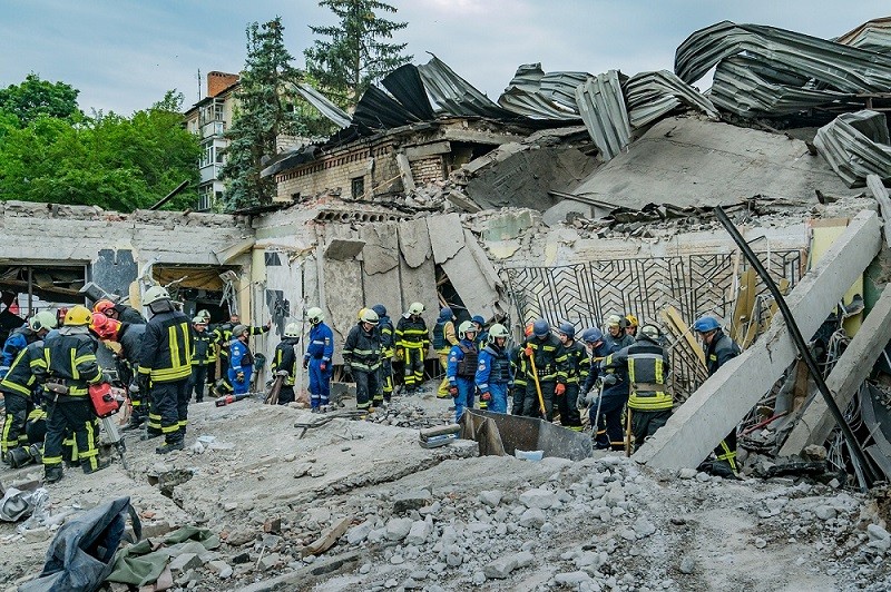 (06.30) Các lực lượng cứu nạn cứu hộ Ukraine tại hiện trường vụ tấn công bằng tên lửa của Nga vào Kramatorsk hôm 27/6. (Nguồn Reuters)